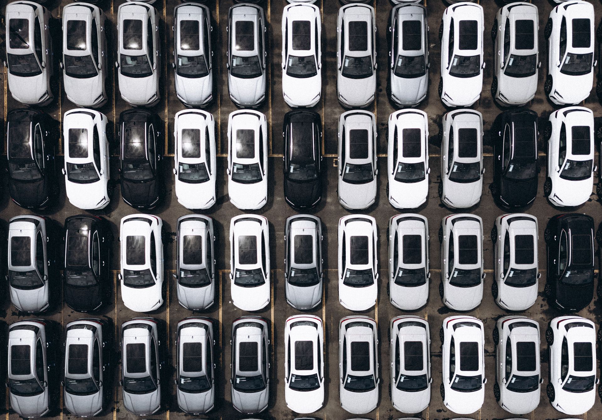 Frota de carros alinhada em pátio